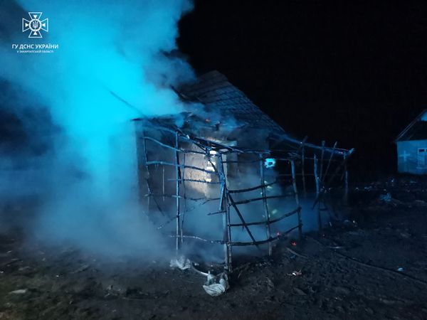  До ДСНС зателефонували сусіди: на Ужгородщині згорів житловий будинок (ФОТО) 0