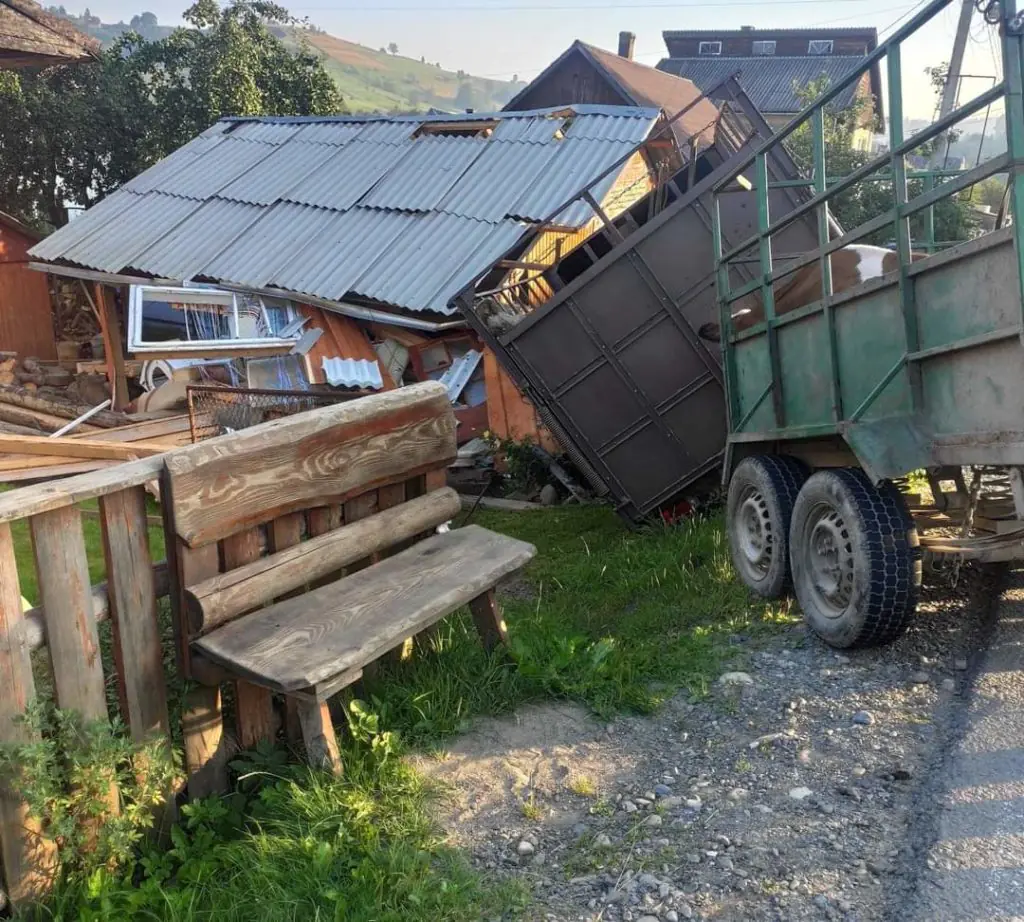  На Рахівщині вантажівка з худобою в причепі “залетіла” у житловий будинок 1