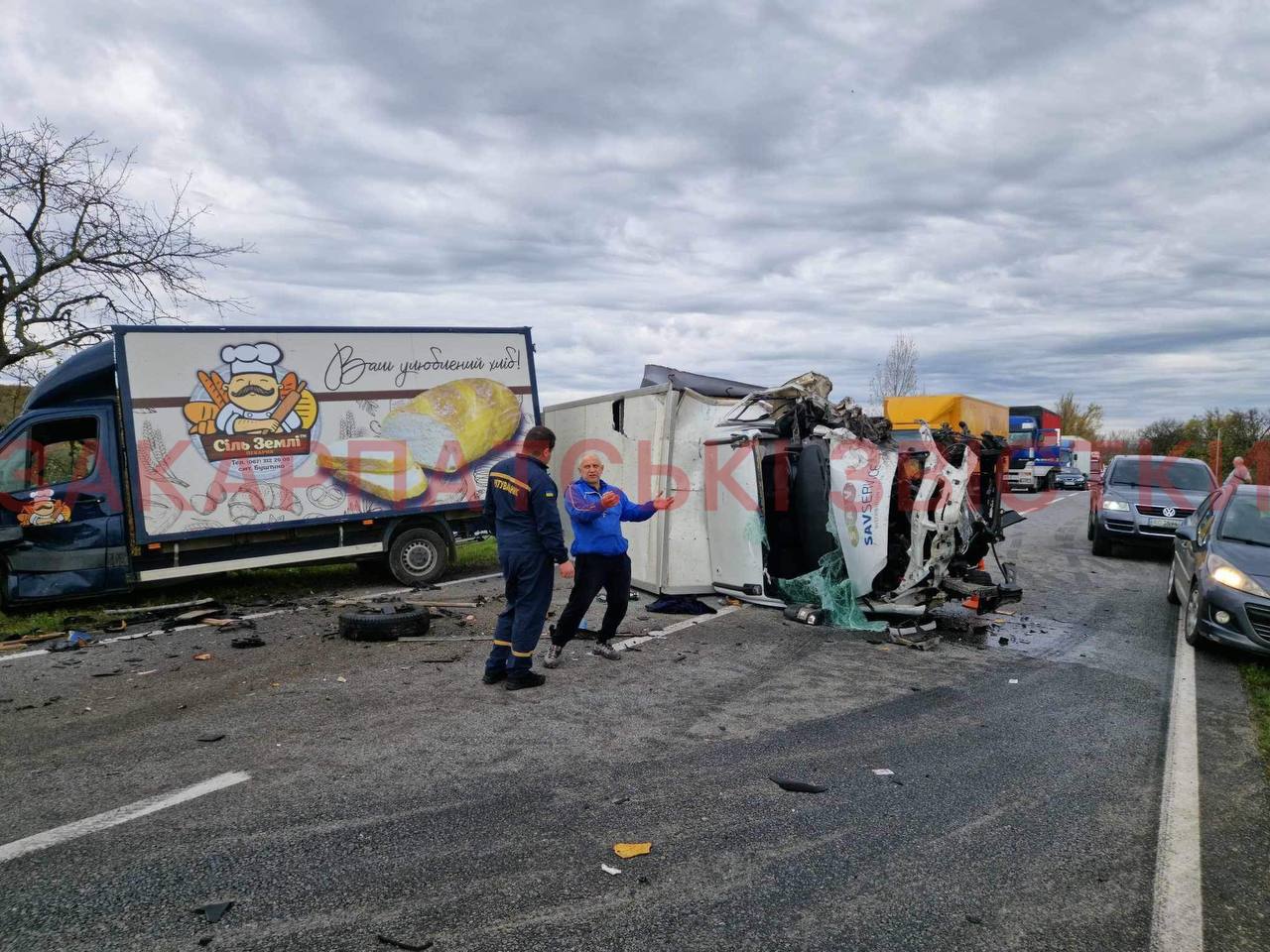  Три вантажівки розкидало по трасі: на Мукачівщині трапилася серйозна ДТП (ФОТО) 0