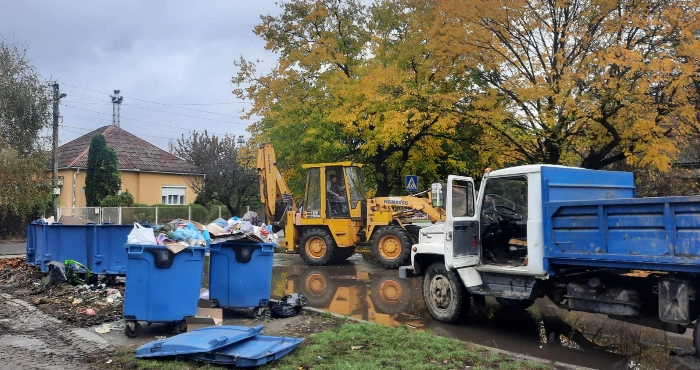 У Чопі демонтують старі сміттєві майданчики