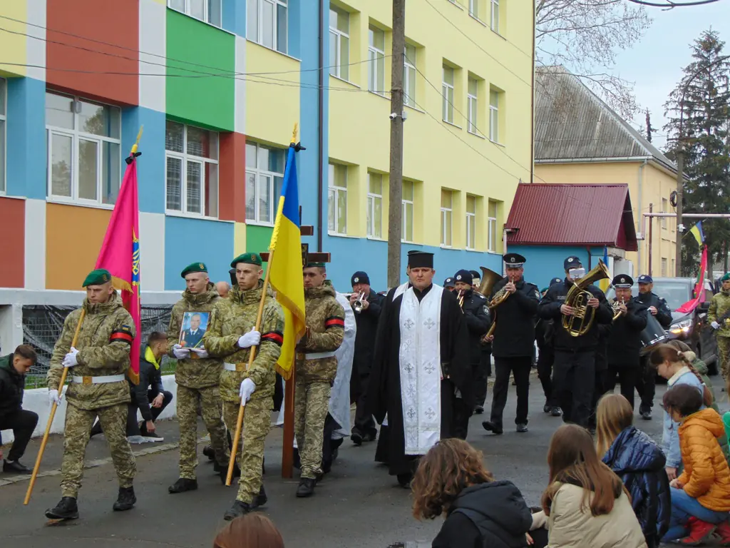  У Чопі навколішки попрощалися з полеглим захисником України Олегом Бердянським 1