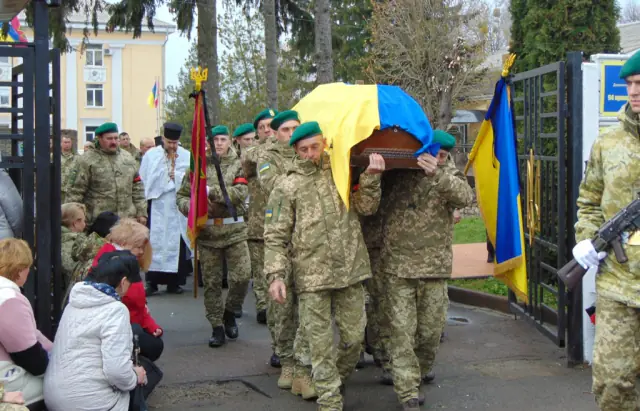  У Чопі навколішки попрощалися з полеглим захисником України Олегом Бердянським 4