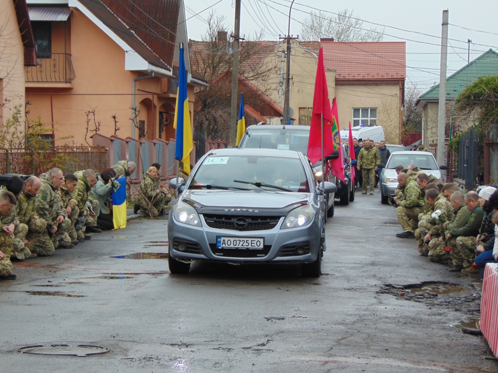  У Чопі навколішки попрощалися з полеглим захисником України Олегом Бердянським 0