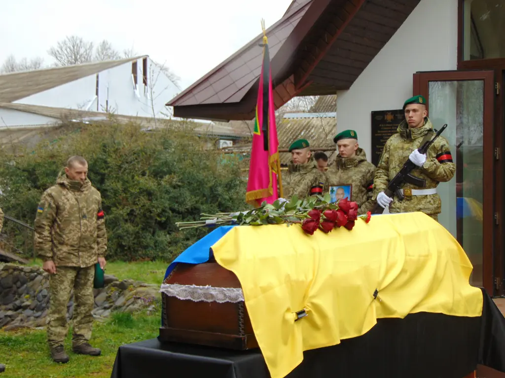  У Чопі навколішки попрощалися з полеглим захисником України Олегом Бердянським 3