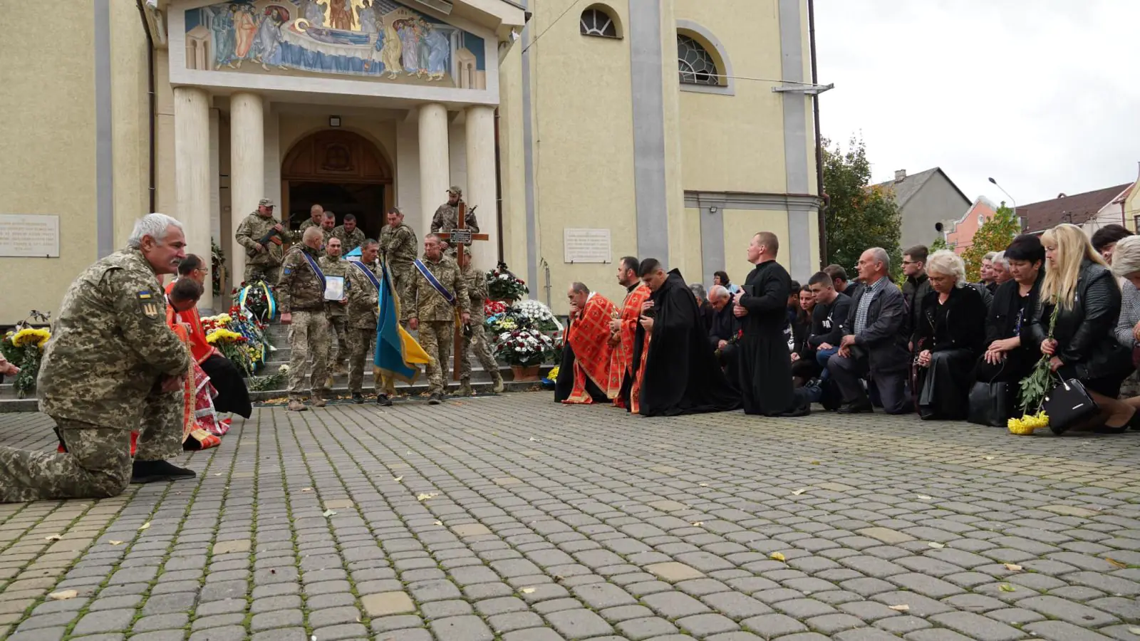  У Мукачеві провели в останню дорогу загиблого Героя Валерія Пархоменка 2