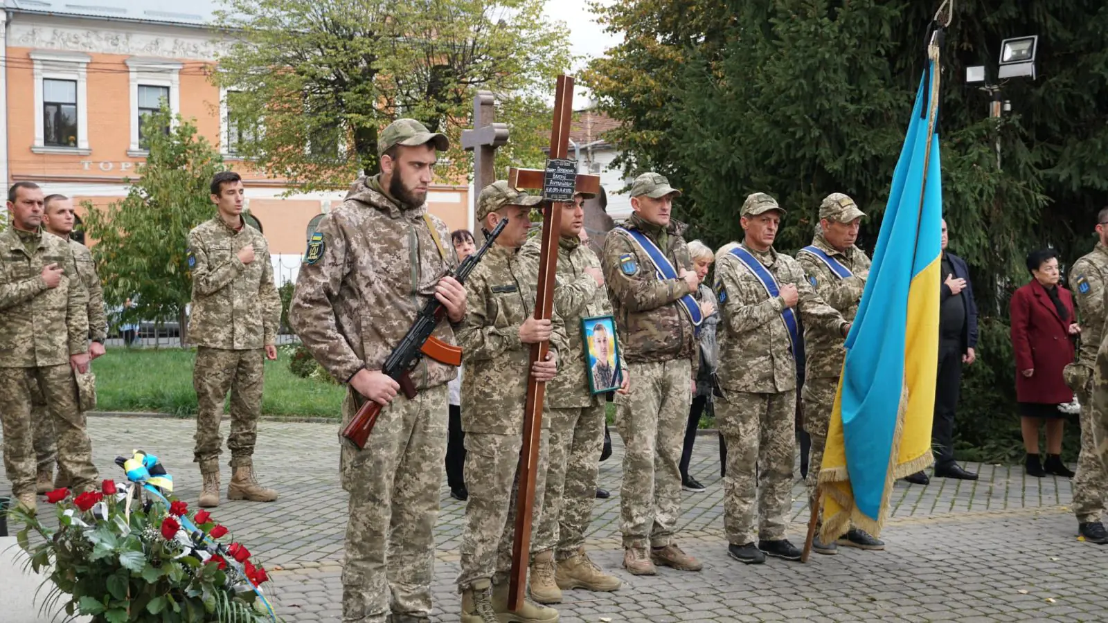  У Мукачеві провели в останню дорогу загиблого Героя Валерія Пархоменка 5