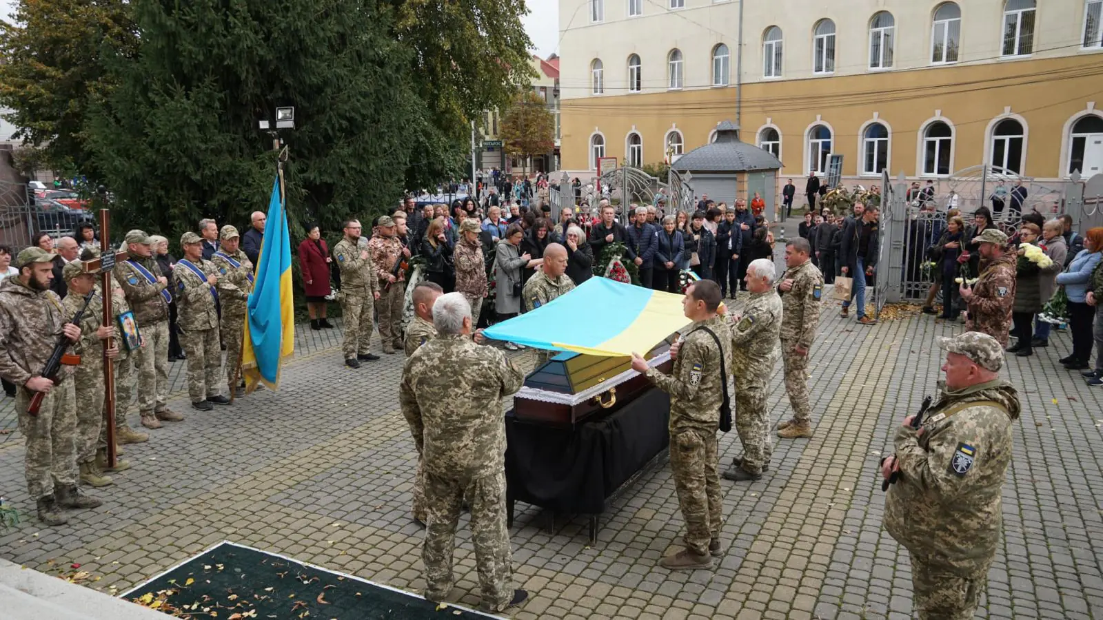  У Мукачеві провели в останню дорогу загиблого Героя Валерія Пархоменка 4