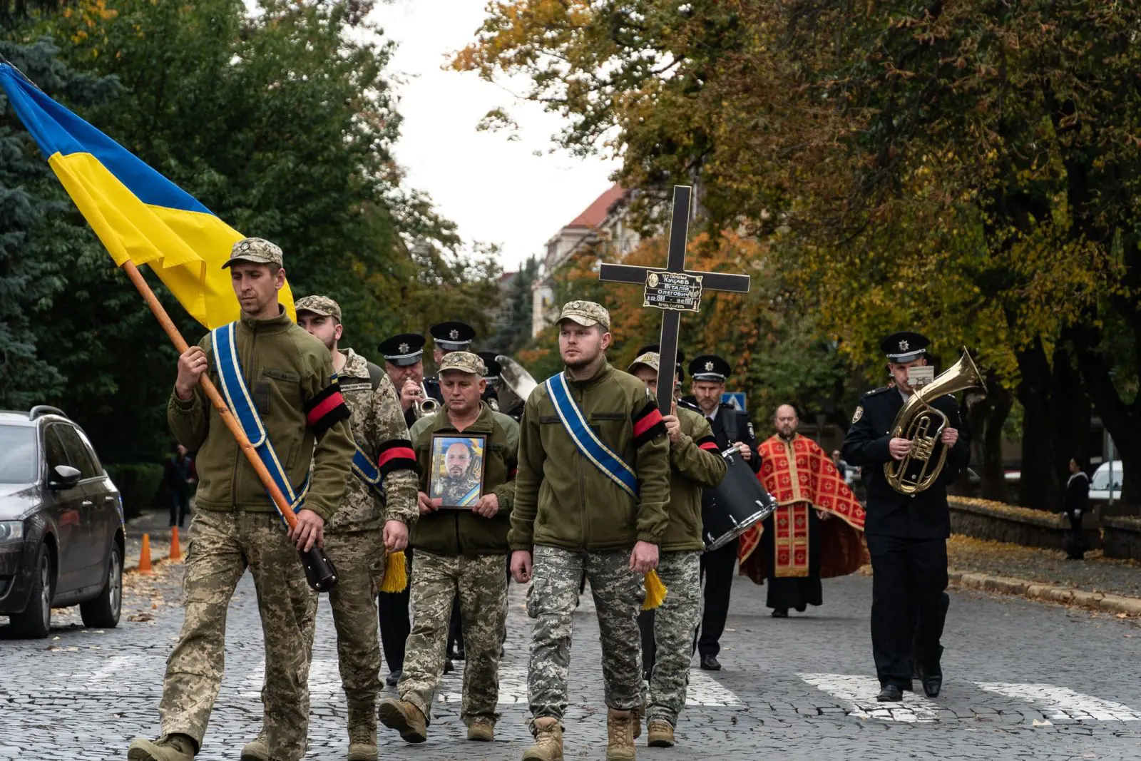  В Ужгороді сьогодні попрощалися із 34-річним солдатом Віталієм Куцаєвим. 3