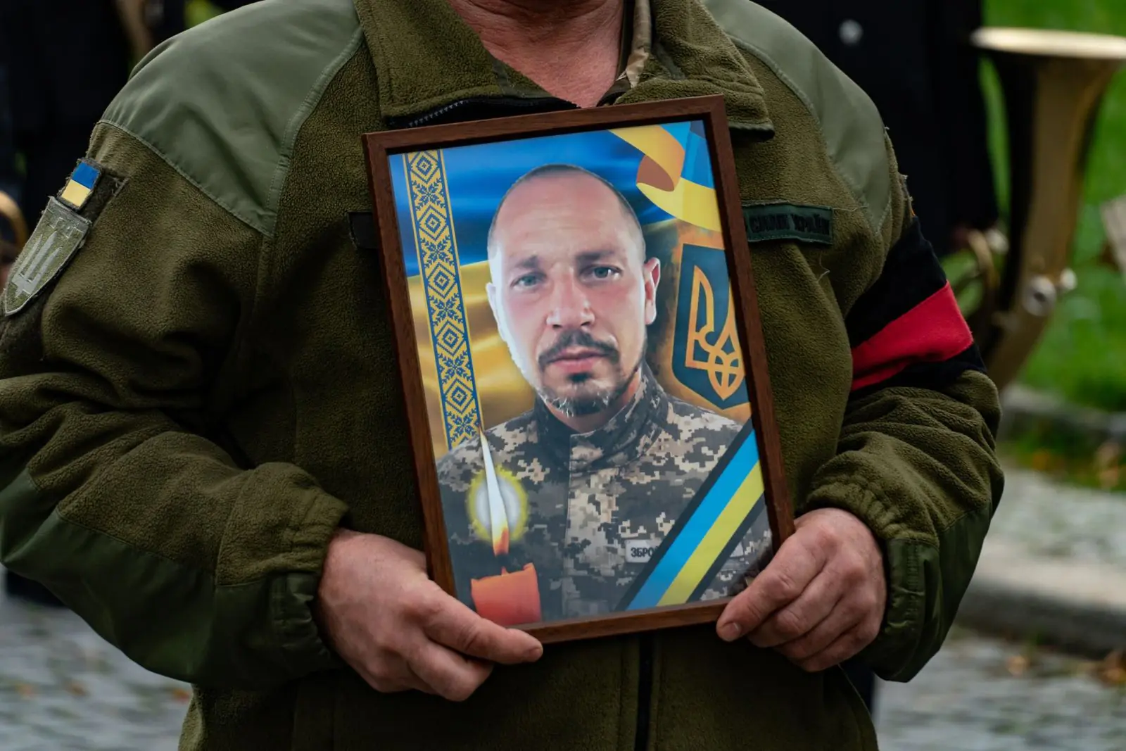  В Ужгороді сьогодні попрощалися із 34-річним солдатом Віталієм Куцаєвим. 5