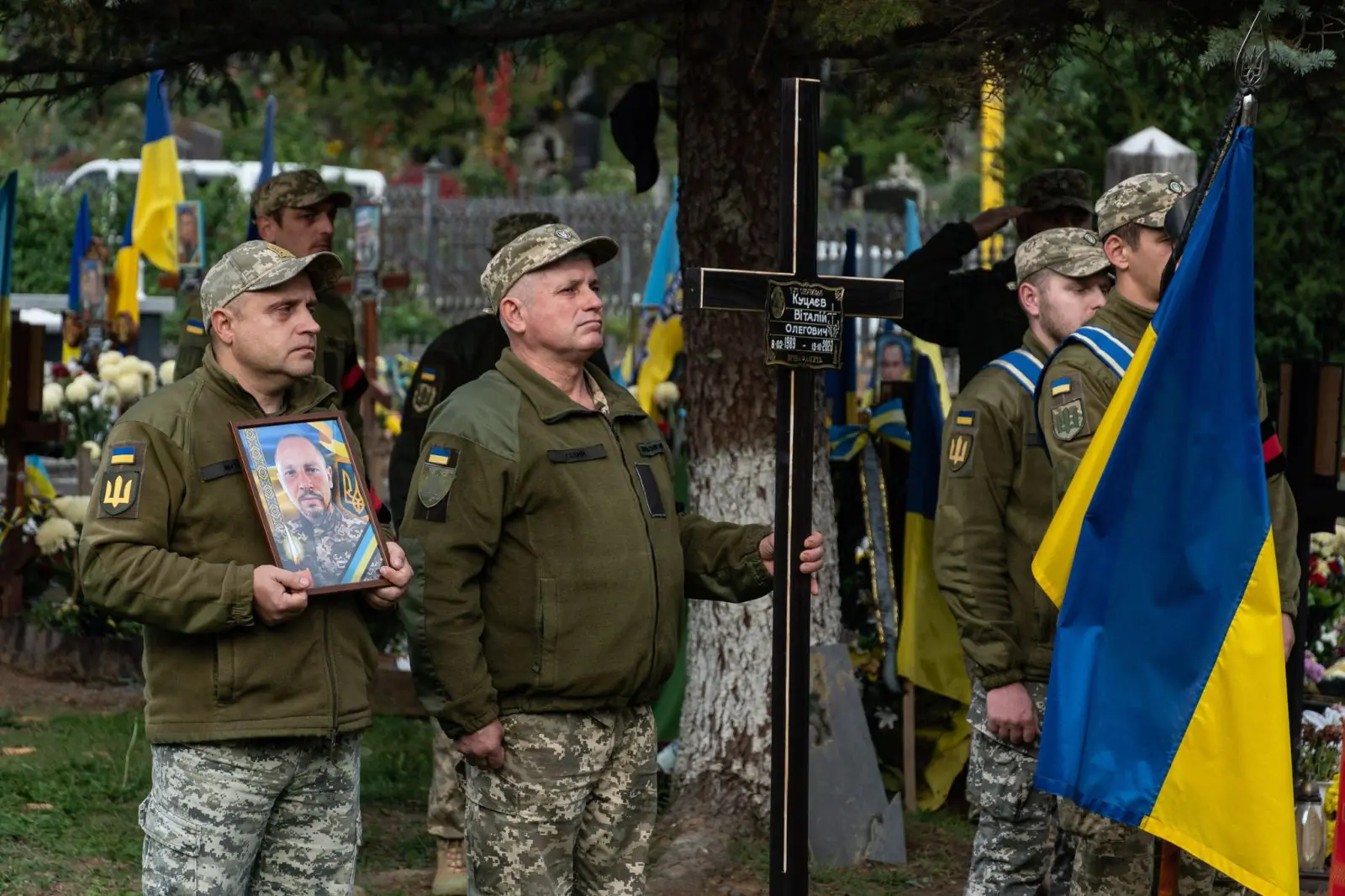  В Ужгороді сьогодні попрощалися із 34-річним солдатом Віталієм Куцаєвим. 4