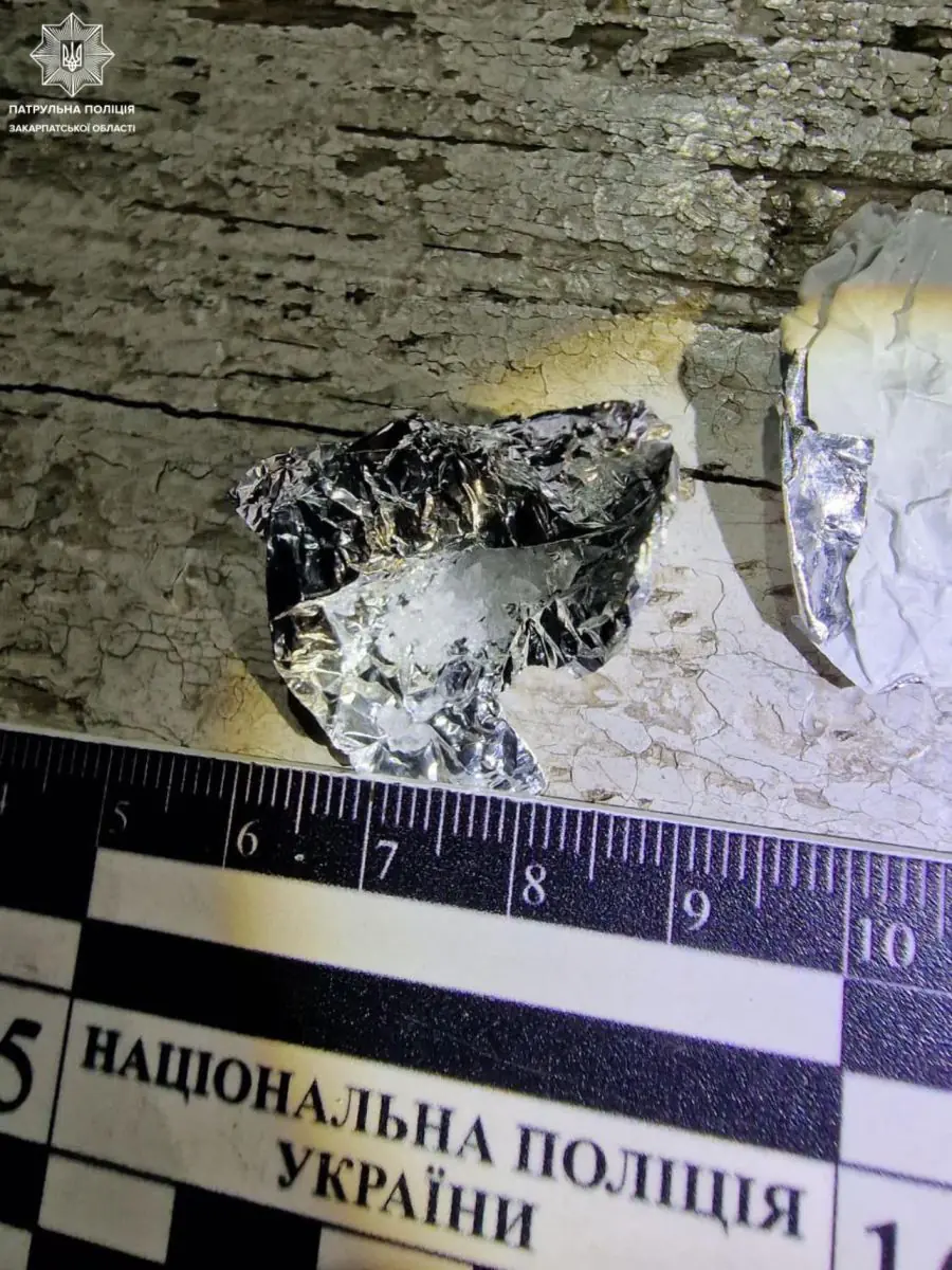 В Ужгороді виявили жінку, яка мала з собою, ймовірно, наркотичні речовини 1