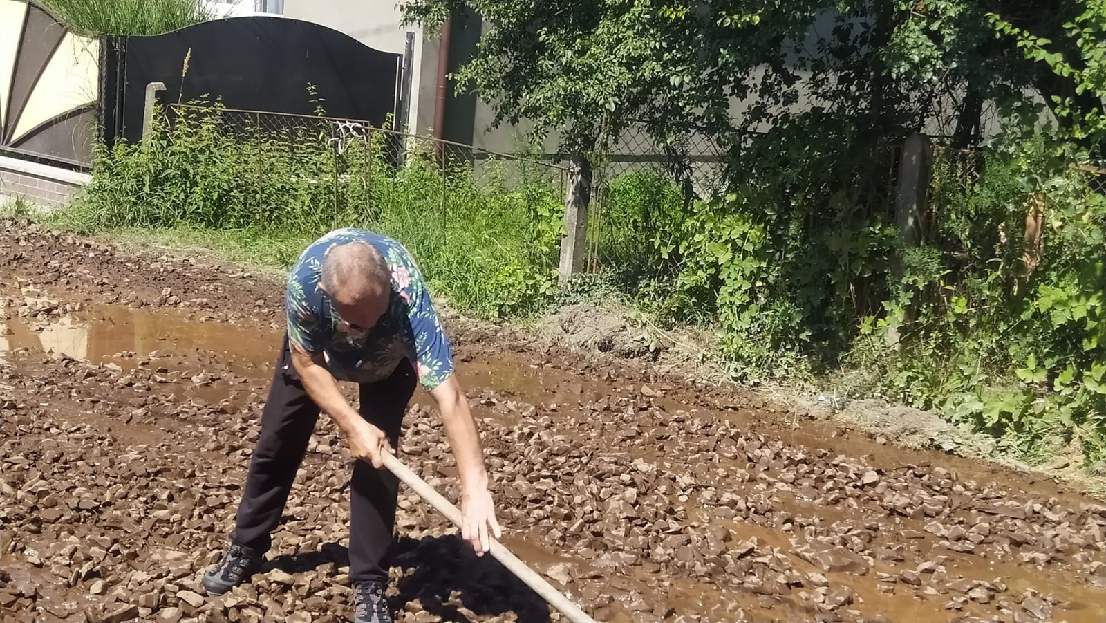  Втомилися чекати обіцяного ремонту: у Сваляві люди взялися власноруч ремонтувати дорогу 0