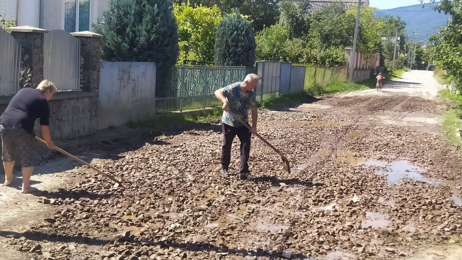  Втомилися чекати обіцяного ремонту: у Сваляві люди взялися власноруч ремонтувати дорогу 1