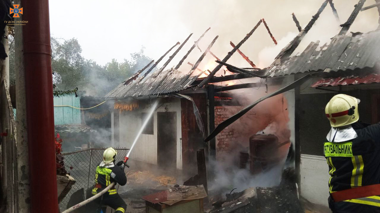  Зранку на Ужгородщині вогонь охопив надвірну споруду, що об’єднувала літню кухню, комору і хлів 0