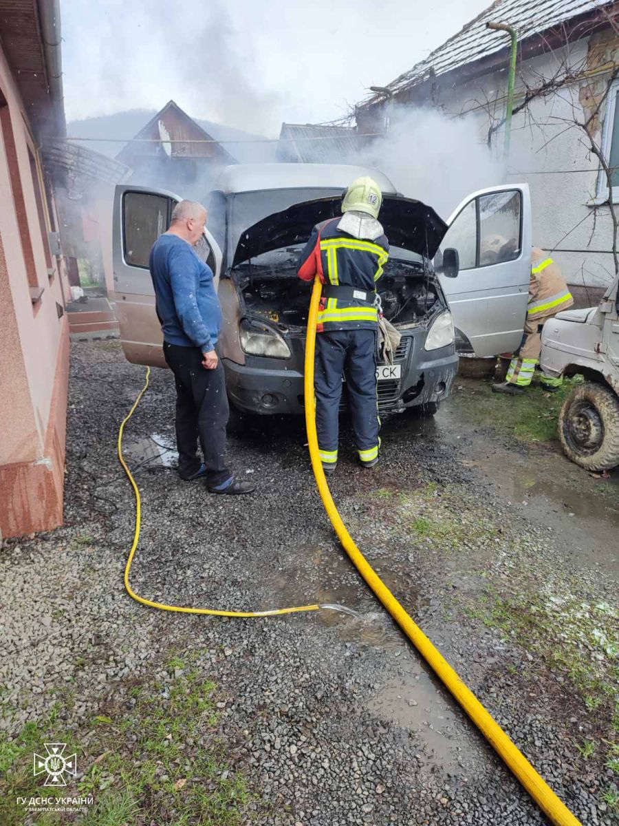  Масштабної пожежі вдалося уникнути: на Свалявщині рятувальники ліквідували займання автомобіля 0