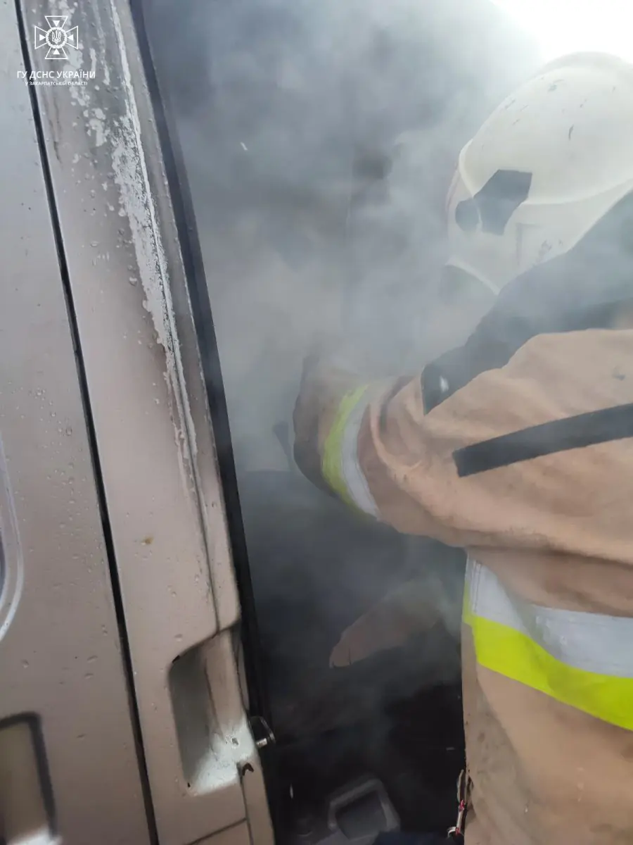  Масштабної пожежі вдалося уникнути: на Свалявщині рятувальники ліквідували займання автомобіля 1