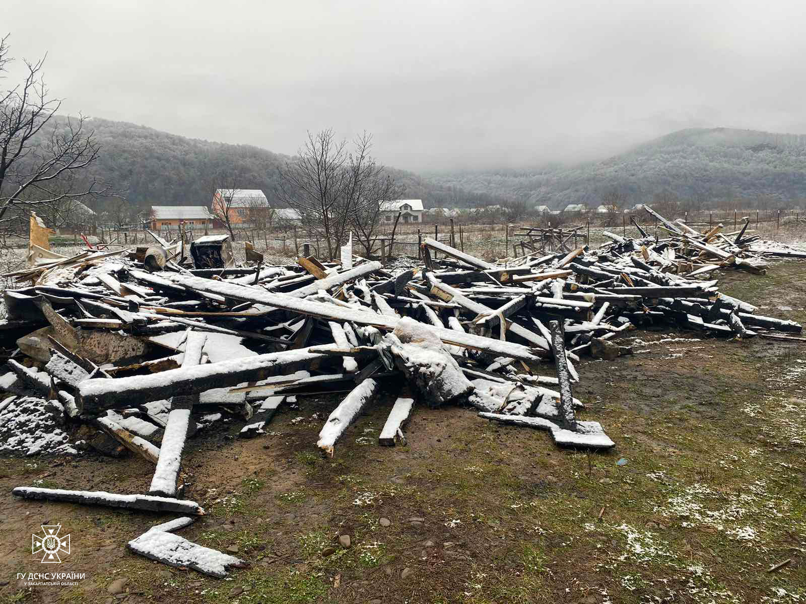  Перший сніг покрив згарище, де ще вчора стояла дерев’яна надвірна споруда: вночі у Тячівському районі вирувала пожежа 0