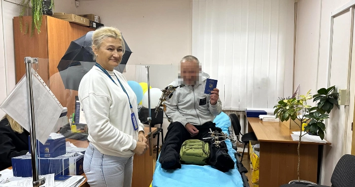 Поранений військовий отримав свій перший закордонний паспорт в Ужгороді