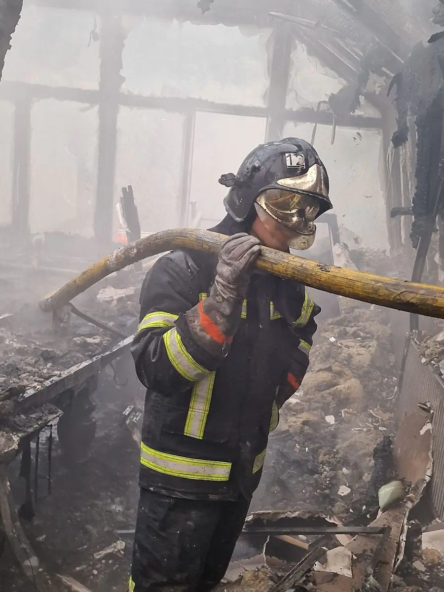  Постраждалих немає: рятувальники ліквідували пожежу на площі 500 кв.м на території санаторію у Синяку 3