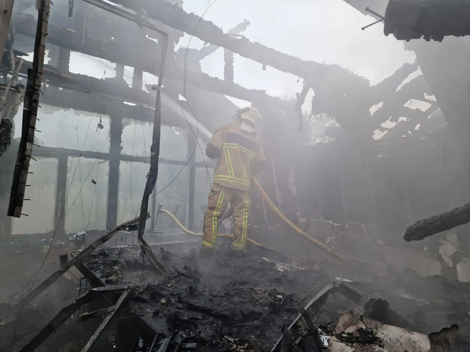  Постраждалих немає: рятувальники ліквідували пожежу на площі 500 кв.м на території санаторію у Синяку 2