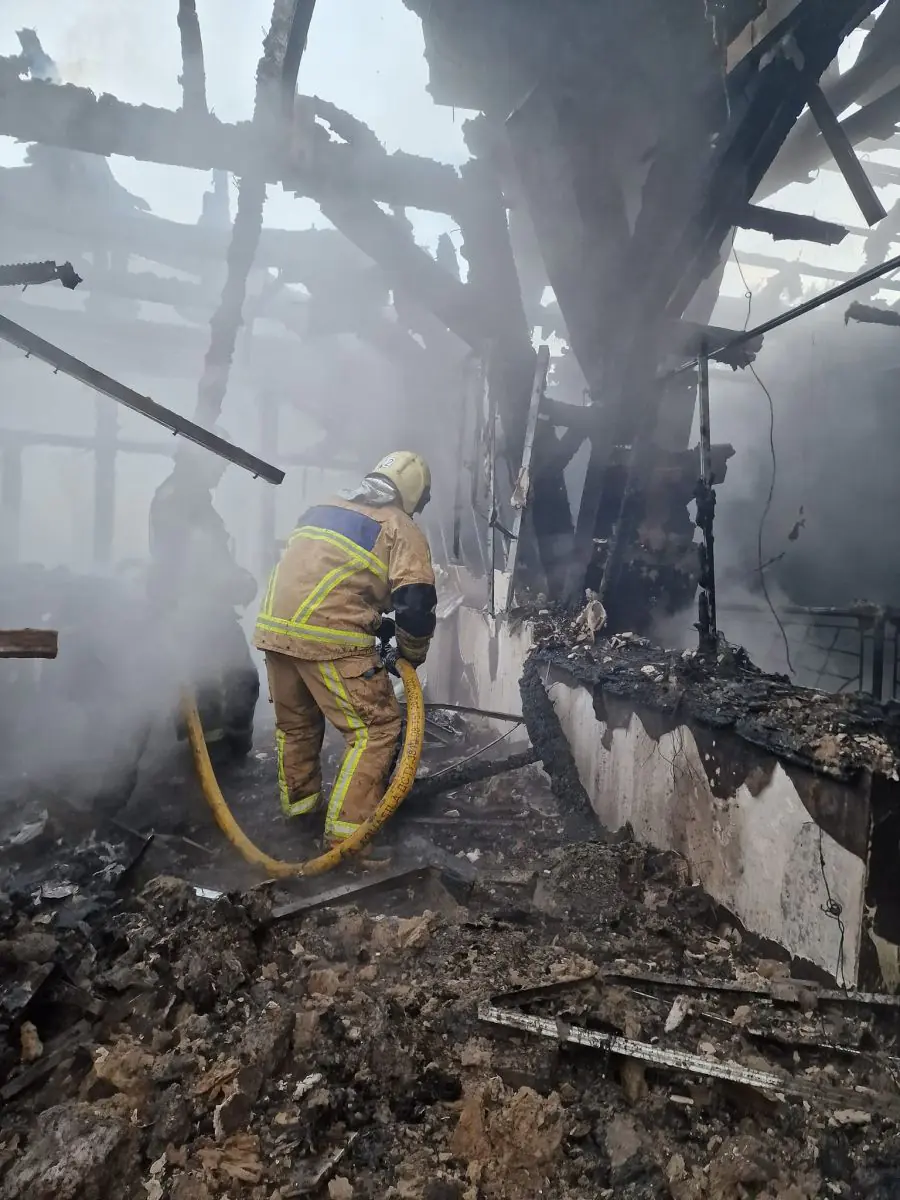  Постраждалих немає: рятувальники ліквідували пожежу на площі 500 кв.м на території санаторію у Синяку 4