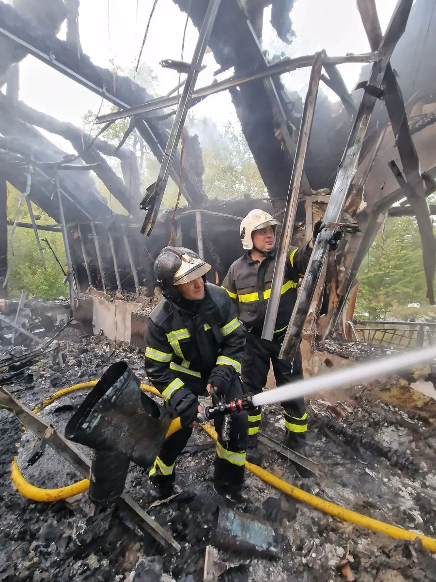  Постраждалих немає: рятувальники ліквідували пожежу на площі 500 кв.м на території санаторію у Синяку 5