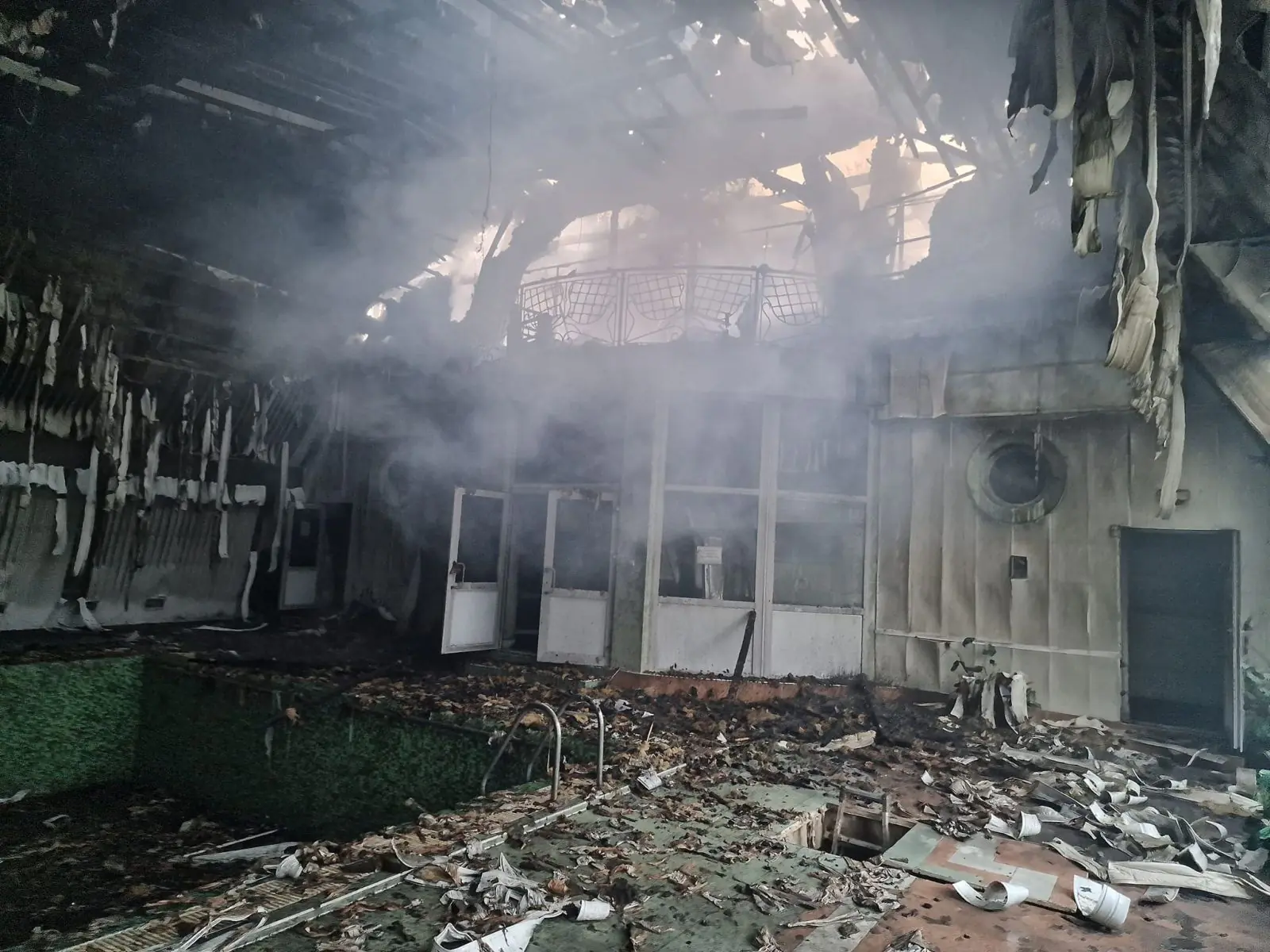  Постраждалих немає: рятувальники ліквідували пожежу на площі 500 кв.м на території санаторію у Синяку 1