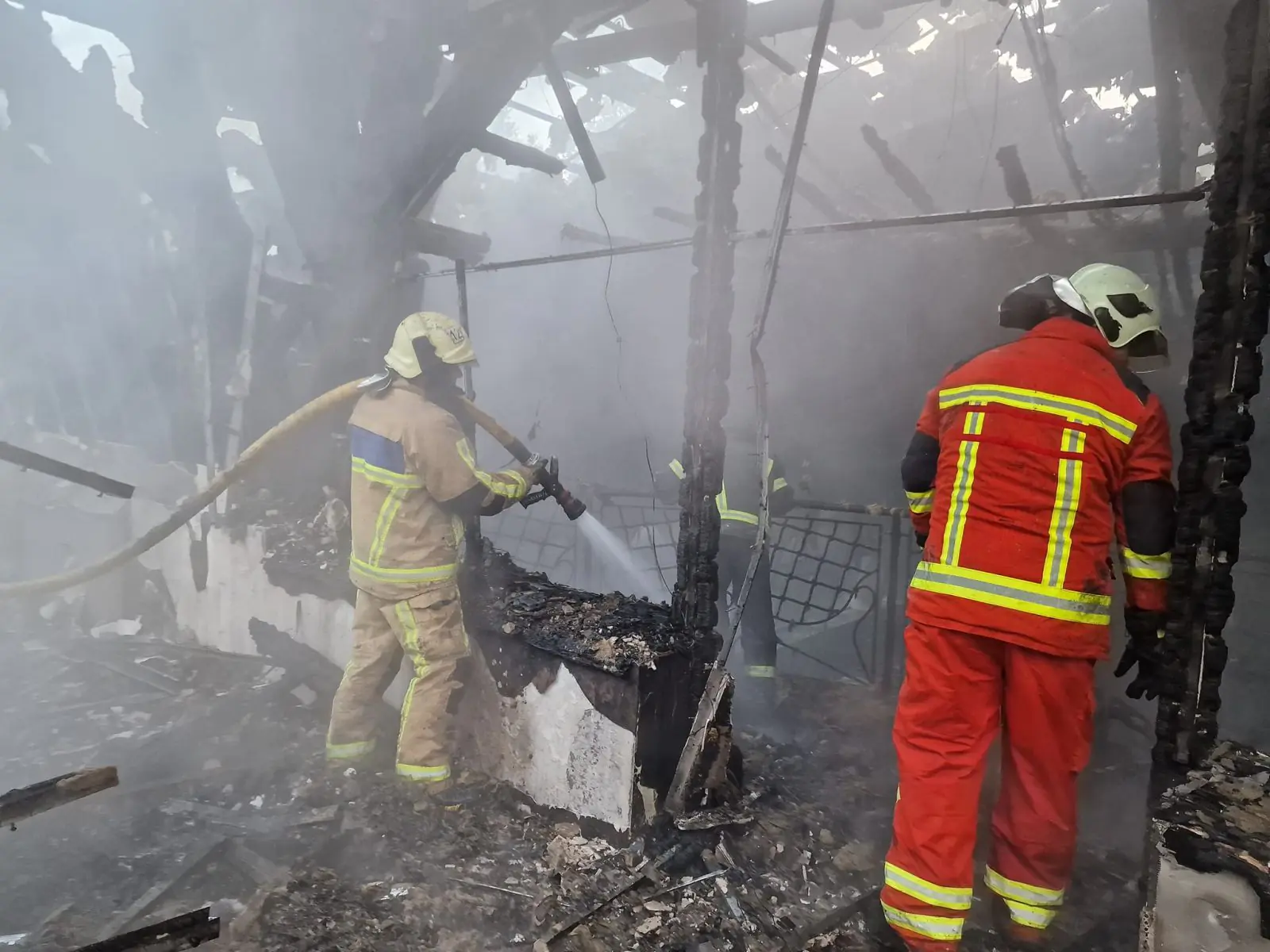  Постраждалих немає: рятувальники ліквідували пожежу на площі 500 кв.м на території санаторію у Синяку 6