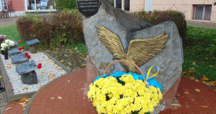 З нагоди Дня вшанування пам’яті померлих представники міської ради поклали квіти до пам’ятного знаку «Вшанування учасників бойових дій на Сході України»