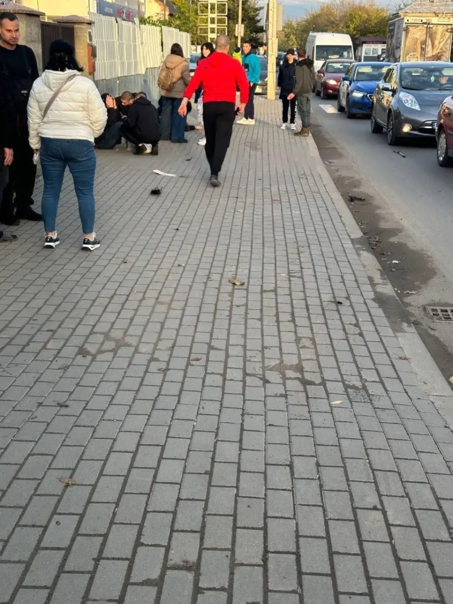  В Ужгороді вдруге за день сталася ДТП: чоловіка збили на пішоході (ВІДЕО) 1