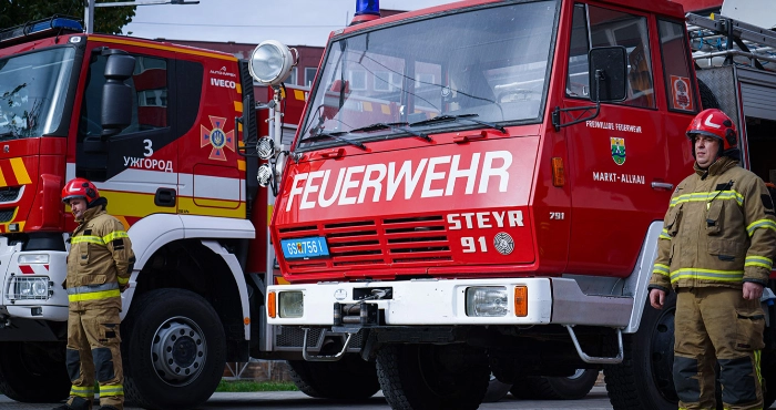 Закарпатські рятувальники отримали від благодійників з Австрії два пожежні автомобілі та причіп-генератор