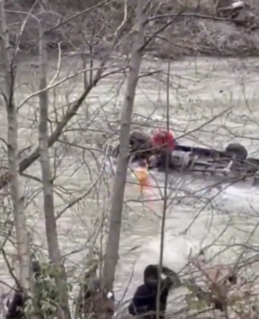  На Міжгірщині автівка впала у річку: рятувальники рятували 2 людей з крижаної води 0