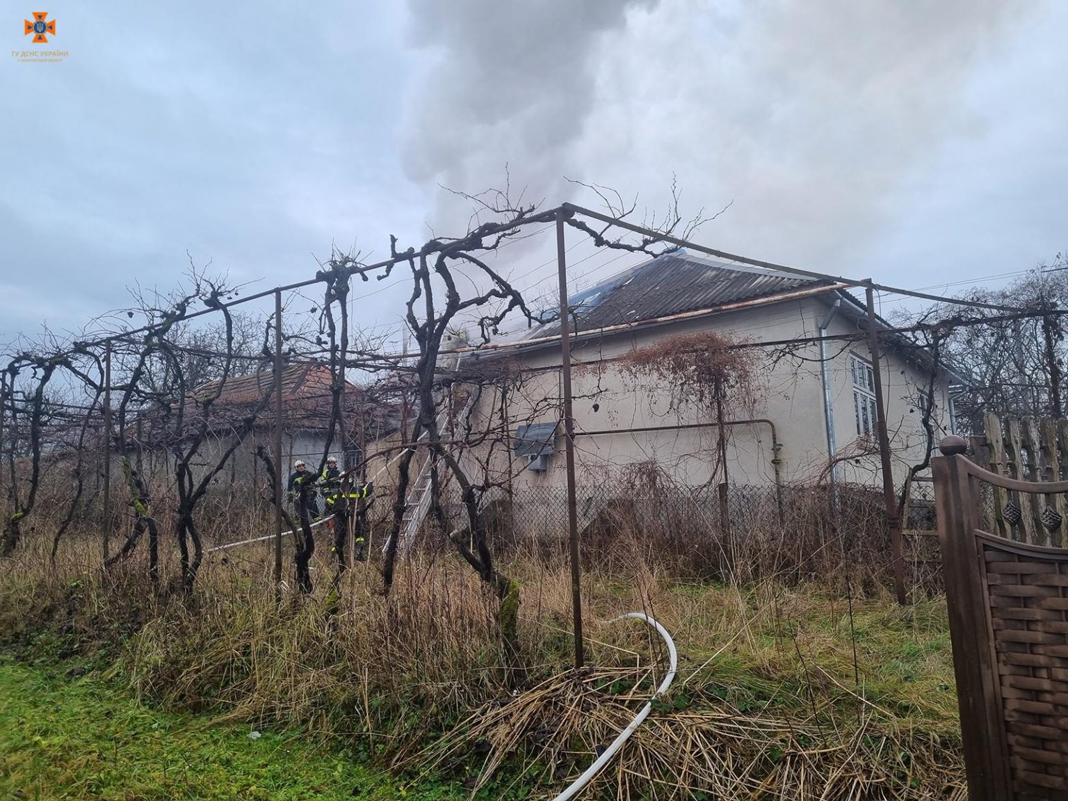  У Доробратові рятувальники вивели із палаючого будинку 59-річну господарку 0