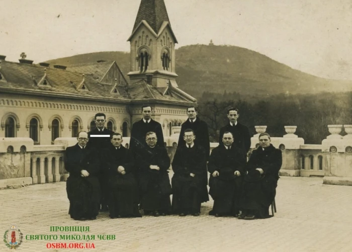 Отець Діонізій Дребітко ЧСВВ (стоїть крайній зліва), серед арештованих угорським урядом закарпатських Василіян.  Будапешт, 1941 р. Монастир отців Єзуїтів. Фото: Провінція Святого Миколая