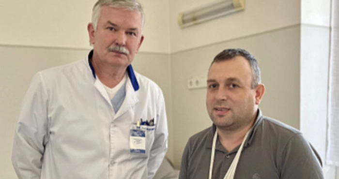 Ужгородські лікарі пришили 37-річному чоловіку розчавлену вантажівкою руку