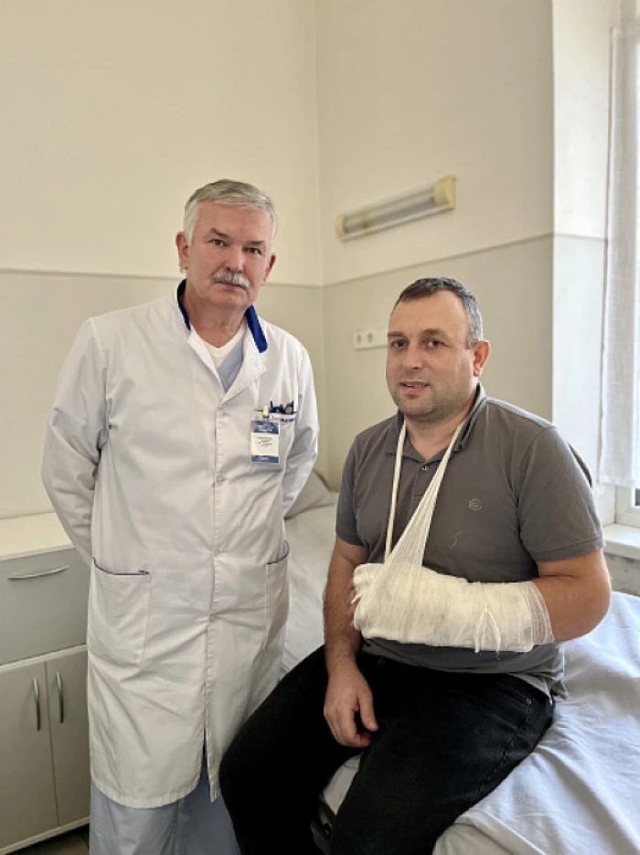 Ужгородські лікарі пришили 37-річному чоловіку розчавлену вантажівкою руку