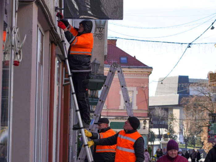 В історичному центрі Ужгорода демонтували самовільно встановлені вивіски