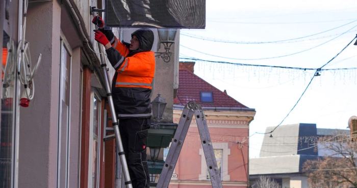 В історичному центрі Ужгорода демонтували самовільно встановлені вивіски