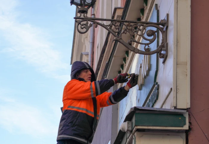 В історичному центрі Ужгорода демонтували самовільно встановлені вивіски