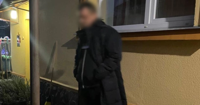 В Ужгороді чоловік погрожував матері ножем та револьвером