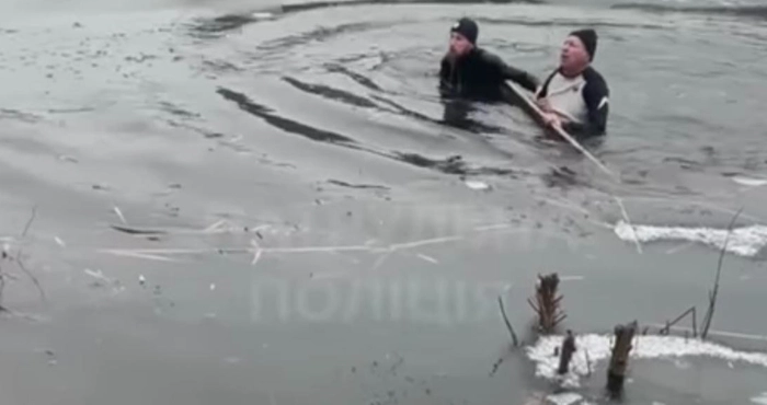 В Ужгороді патрульний кинувся у крижану воду та врятував чоловіка