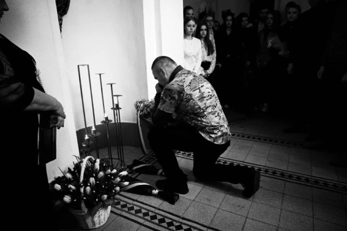 В одному з ліцеїв Ужгорода відкрили меморіальну дошку захиснику Ігорю Воєводіну