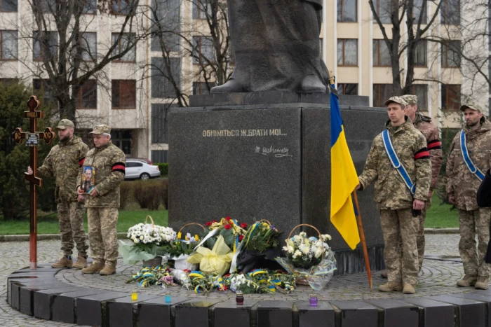 В Ужгороді попрощалися із загиблим на війні Олексієм Хотіним