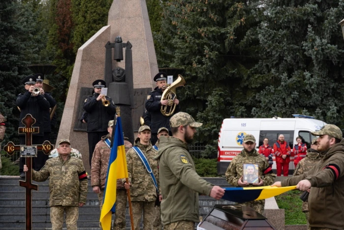 В Ужгороді попрощалися із загиблим на війні Олексієм Хотіним