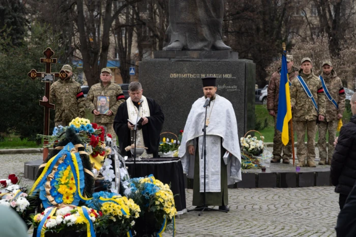 В Ужгороді попрощалися із загиблим на війні Олексієм Хотіним