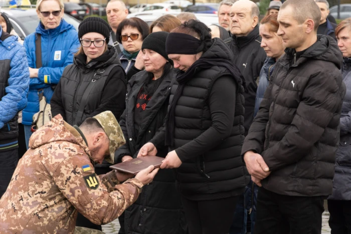 В Ужгороді попрощалися із загиблим на війні Олексієм Хотіним