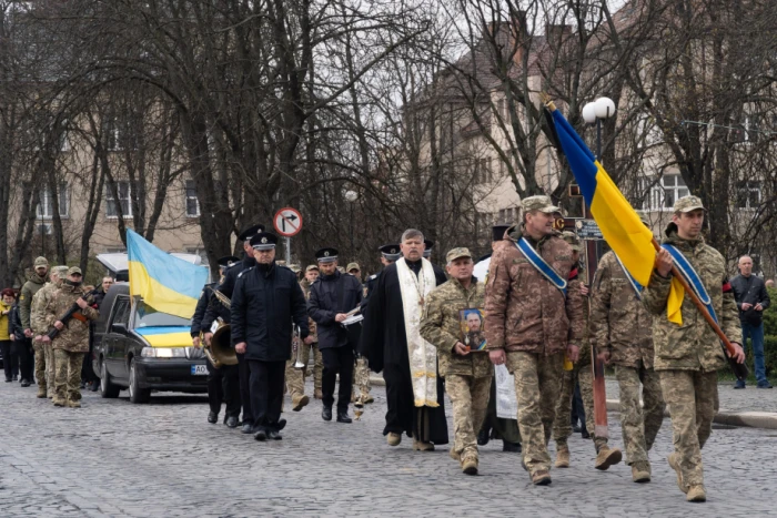 В Ужгороді попрощалися із загиблим на війні Олексієм Хотіним