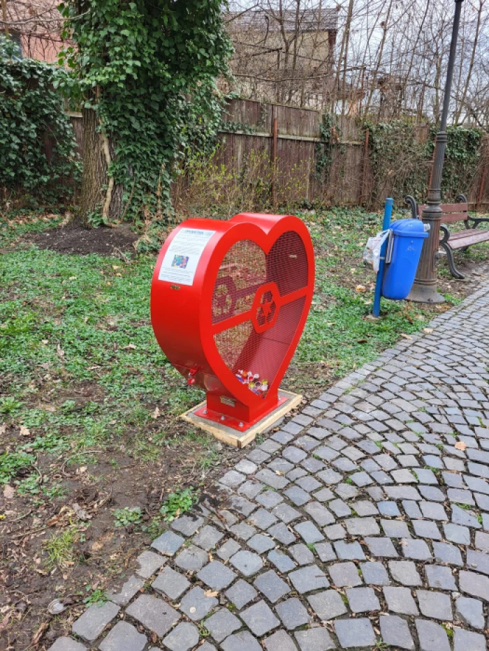 В Ужгороді встановили перше «серце» для збору пластикових кришечок