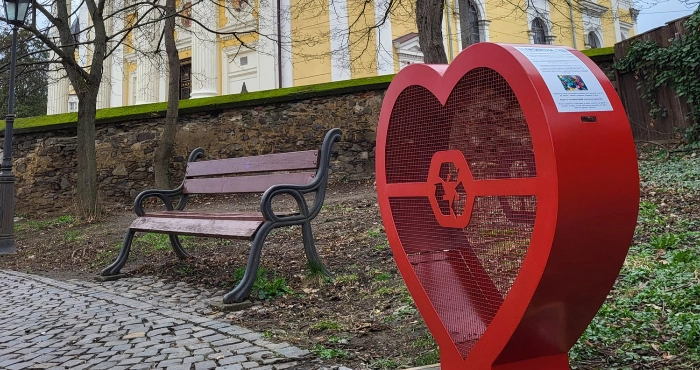 В Ужгороді встановили перше «серце» для збору пластикових кришечок