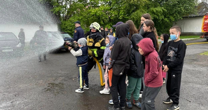 День цивільного захисту: до учнів Свалявської гімназії завітали рятувальники